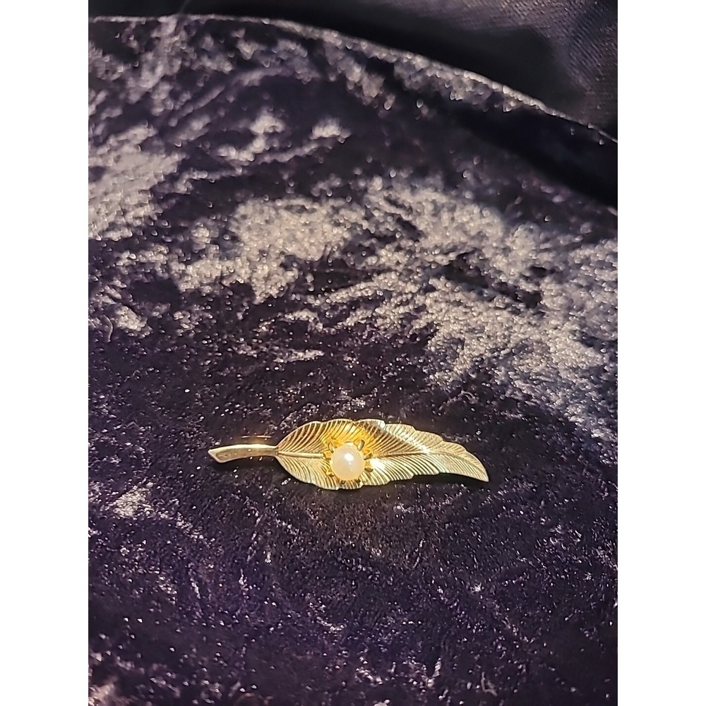 Vintage Gold Tone Brooch Leaf Feather White Bead Prongā Ornate Jewelry Costume